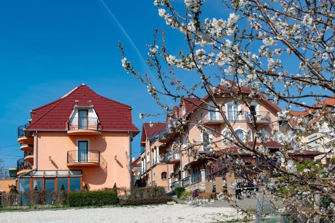 Bed and Breakfast Fonix Wellness *** 1 A Epulet à Hévíz Extérieur photo