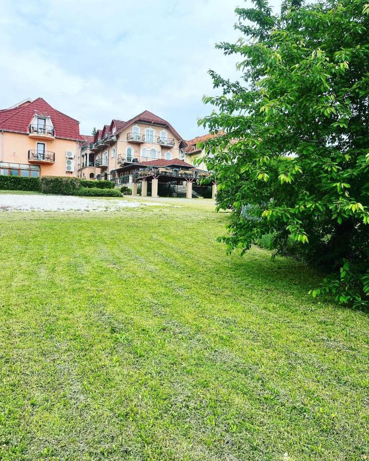 Bed and Breakfast Fonix Wellness *** 1 A Epulet à Hévíz Extérieur photo