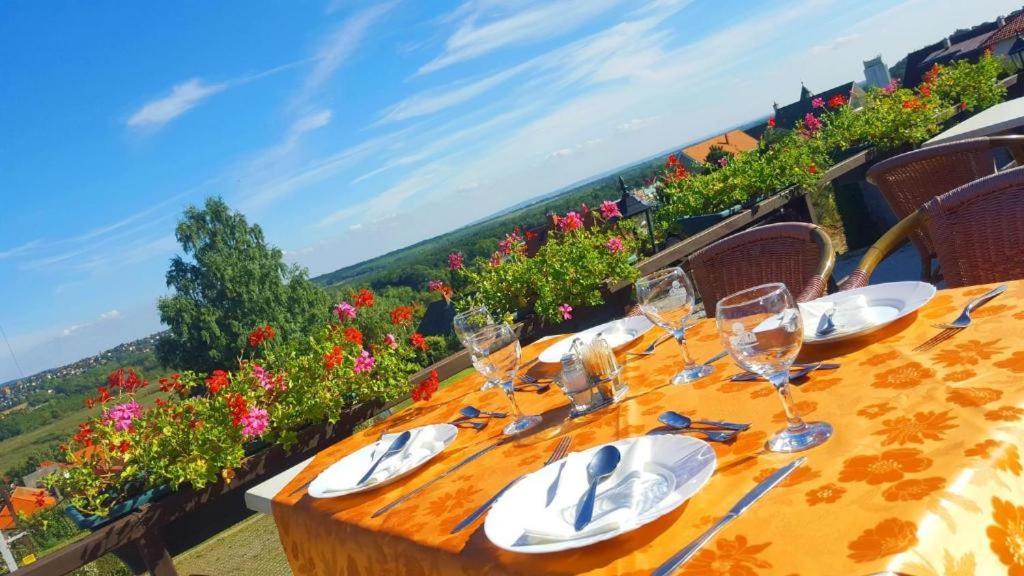 Bed and Breakfast Fonix Wellness *** 1 A Epulet à Hévíz Extérieur photo