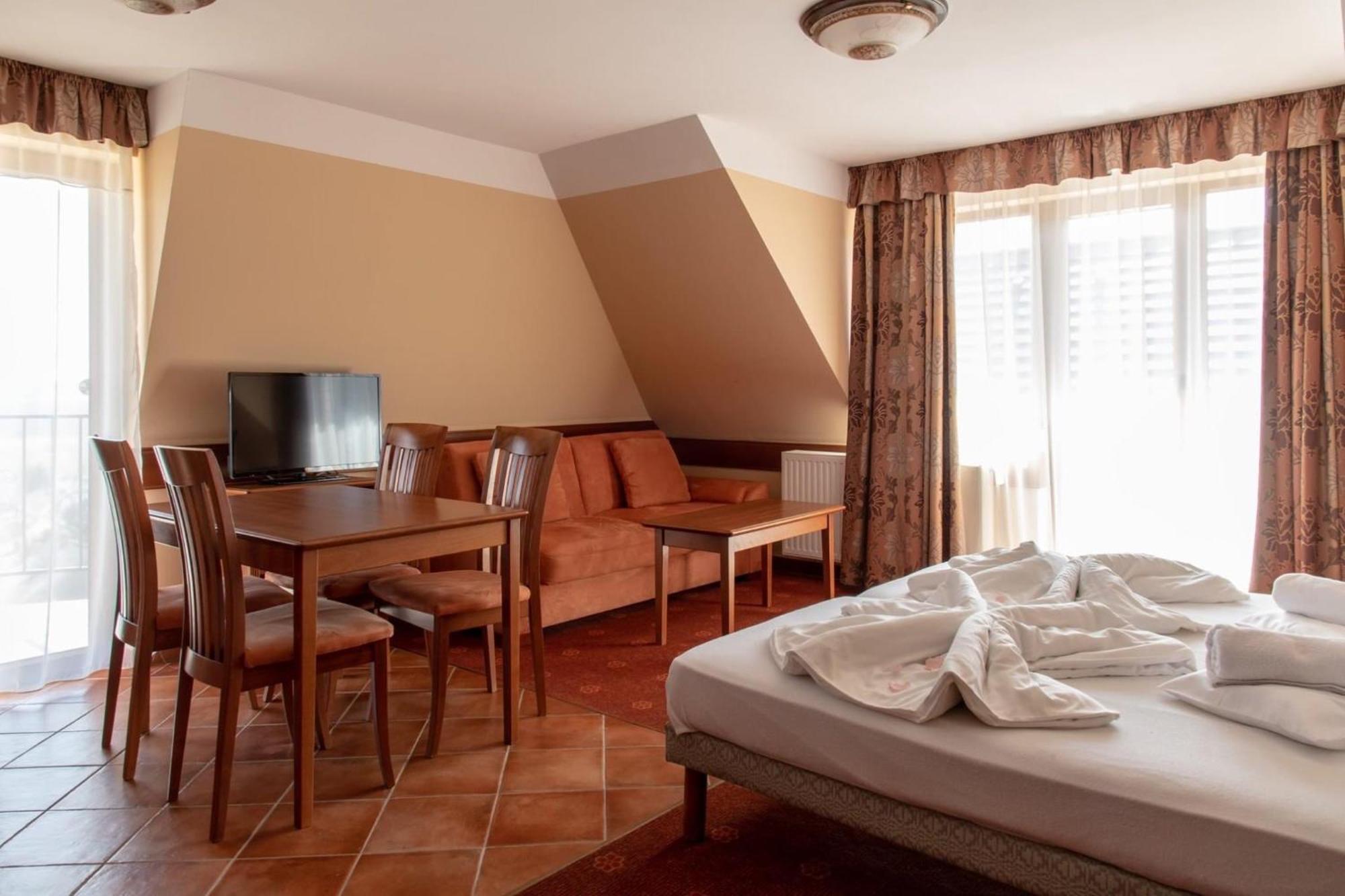 Bed and Breakfast Fonix Wellness *** 1 A Epulet à Hévíz Extérieur photo