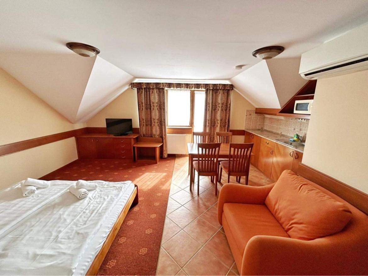 Bed and Breakfast Fonix Wellness *** 1 A Epulet à Hévíz Extérieur photo